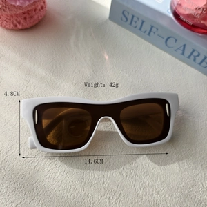 Lunettes de soleil rétro blanches à monture épaisse œil-de-chat avec verres marron