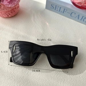 Lunettes de soleil rectangulaires noires unisexes avec détails argentés et UV