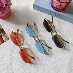Detailed view of rimless sunglasses with branch-shaped metal temples in three colors