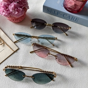 Lunettes de soleil œil de chat sans monture vintage avec branches en métal et verres dégradés