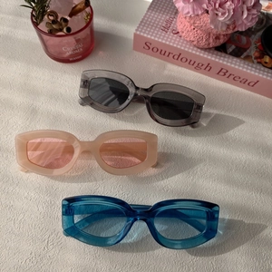 Lunettes de soleil œil de chat en résine grise, rose et bleue avec monture épaisse