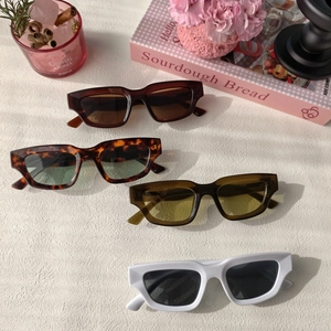 Lunettes de soleil rétro carrées en résine coloris écaille, marron, vert et blanc