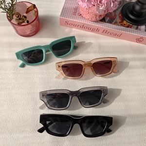 Lunettes de soleil rectangulaires en vert menthe, thé transparent, gris fumé et noir