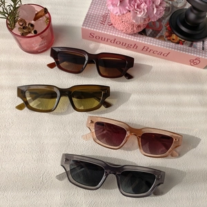 Vue détaillée de lunettes de soleil rectangulaires rétro en quatre couleurs