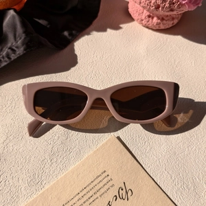 Lunettes de soleil œil de chat vintage en résine kaki avec verres foncés, vue de 45 degrés