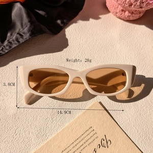 Lunettes de soleil œil de chat crème rétro avec verres bruns et monture de 14,9cm