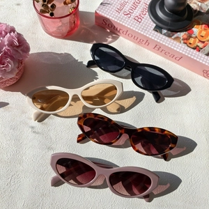 Retro cat eye resin sunglasses for men and women in four assorted stylish colors