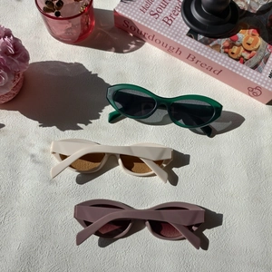 Retro cat-eye resin sunglasses for men and women with thick frames in three colors
