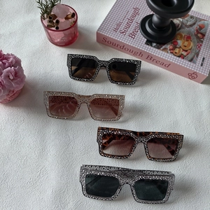 Lunettes de soleil carrées à strass en quatre coloris avec fleurs sur fond blanc