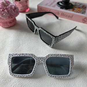 Détails de lunettes de soleil carrées avec monture ornée de strass et verres gris foncé