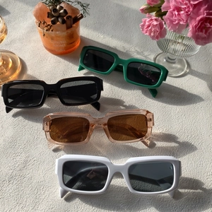 Lunettes de soleil carrées tendance en résine coloris vert, noir, ambre et blanc