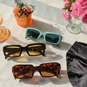 Trois paires de lunettes de soleil carrées vintage en résine : vert, noir et motif écaille