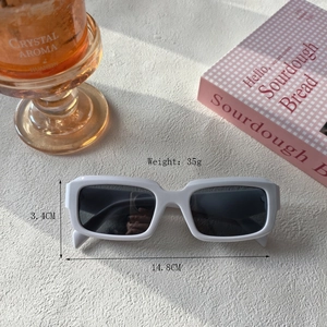 Lunettes de soleil rectangulaires blanches verres foncés largeur 14,8cm poids 35g
