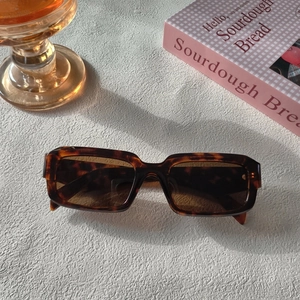 Gros plan détaillé de lunettes de soleil carrées rétro en écaille avec verres teintés