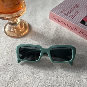 Lunettes de soleil carrées vert menthe avec verres foncés pour un style rétro chic