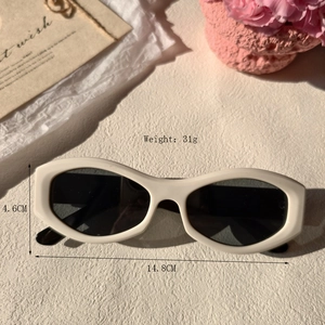Retro white wide oval sunglasses with dark lenses for men and women, UV400 protection