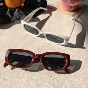 Lunettes de soleil rectangulaires rétro en blanc et bordeaux avec monture large et verres gris