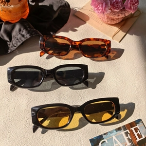 Détails de lunettes de soleil rectangulaires vintage avec montures écaille et noires à verres