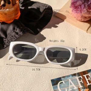 Lunettes de soleil rectangulaires rétro à monture blanche épaisse et pochette en satin