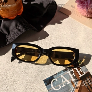 Lunettes de soleil carrées noires rétro avec verres jaunes pour un style vintage 90s