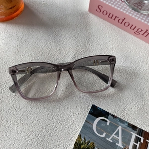 Détail de lunettes dégradées en résine avec accents dorés sur fond de style de vie pur