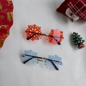 Lot de deux lunettes de soleil festives en forme de flocon de neige bleu givré et rouge