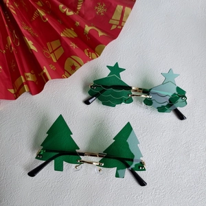 Détail de lunettes de soleil en résine en forme de sapin avec monture en métal doré