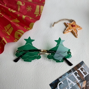 Lunettes de fête en forme de sapin de Noël avec verres verts et pont en métal doré