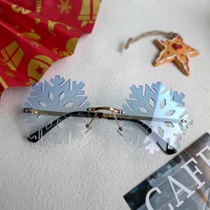 Gros plan sur les lunettes de soleil sans monture en forme de flocon bleu clair et pont doré