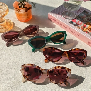 Vue détaillée de quatre lunettes de soleil œil-de-chat aux couleurs vintage variées