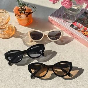 Trois paires de lunettes de soleil œil-de-chat en blanc, noir et marron avec monture rétro