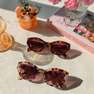 Vue de haut de lunettes œil de chat motifs écaille sombre et crème avec verres UV