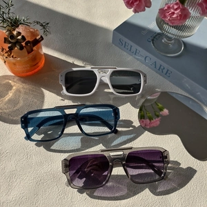 Détails de lunettes de soleil carrées à double pont en blanc, bleu et gris thé