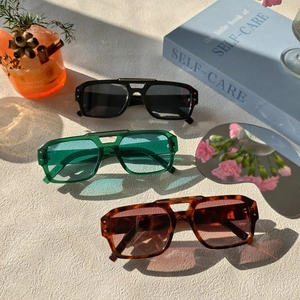 Lunettes de soleil carrées à double pont en noir, vert et motif écaille de tortue