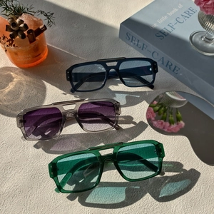 Trois lunettes de soleil carrées vintage avec double pont et verres bleus, violets et verts
