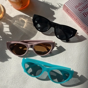 Retro cat-eye sunglasses for men and women in black, pink and blue with UV protection