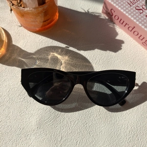 Retro black cat-eye sunglasses for men and women with UV protection resin lenses
