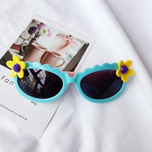 Detailaufnahme der himmelblauen Kinder-Sonnenbrille mit gelben Blumen-Details
