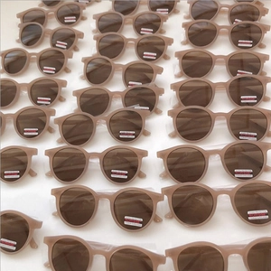 Occhiali Da Sole Tondi Retro Protezione UV400 Polarizzati Colore Tè Al Latte Moka Viaggio All Aperto Donne Uomini