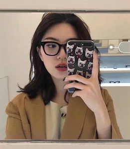 Lunettes classiques à monture épaisse noire avec rivets argentés et style rétro