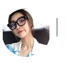 Monture de lunettes noire oversize tendance portée par un mannequin pour un style rétro