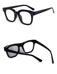Vue latérale et arrière d'une monture de lunettes noire rétro avec verres anti-lumière bleue