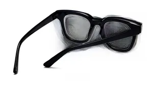 Vue détaillée de la monture de lunettes noire avec charnières intégrées robustes