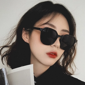 Retro oversized square sunglasses for women with black frames for a stylish vintage look