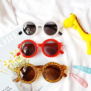 Lot de lunettes de soleil rondes enfant en blanc, rouge et léopard anti-UV
