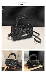 Détail du sac en cuir verni noir avec motif matelassé et boucle dorée de fermeture