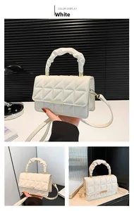 Détails du sac blanc matelassé avec poignée plissée et boucle métallique dorée