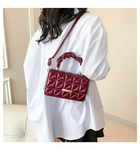 Sac bandoulière en cuir verni bordeaux matelassé avec poignée froncée et boucle dorée