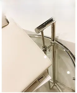 Gros plan du cuir beige texturé avec coutures soignées et détails métalliques brillants