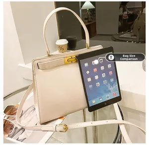 Comparaison de taille de ce sac Kelly crème avec une tablette dans un café chic